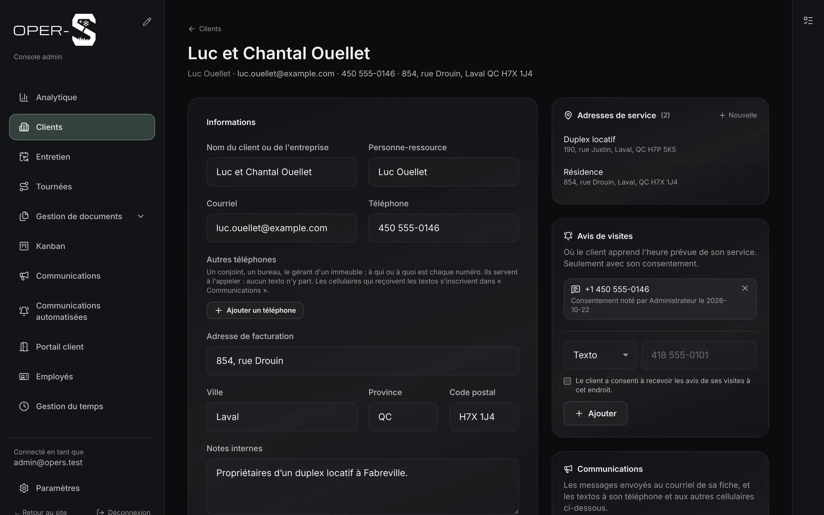 La fiche d'un client dans OperS : ses coordonnées, ses deux adresses de service, un duplex et sa résidence, et le cellulaire où il reçoit les avis de passage, avec son consentement.