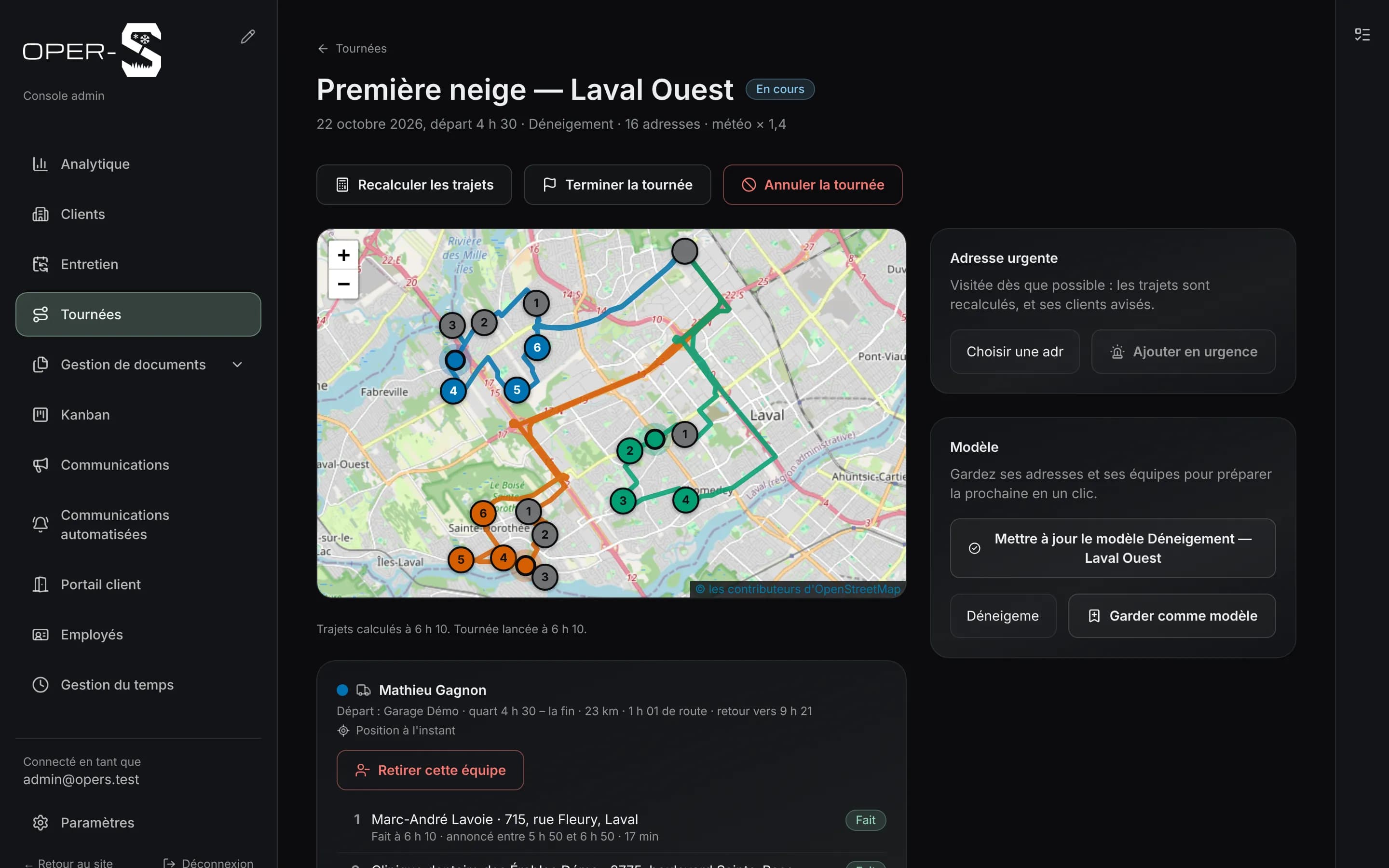 Une ronde de déneigement en cours dans OperS, « Première neige — Laval Ouest » : sur la carte de Laval, les trajets de trois équipes, chacun de sa couleur, qui suivent les routes ; les arrêts faits en gris, et le camion de chaque équipe entre deux arrêts.